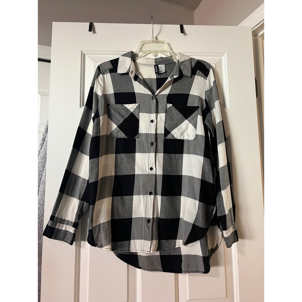 H&M Divided Black and White Plaid Button Up Long Sleeve Shirt